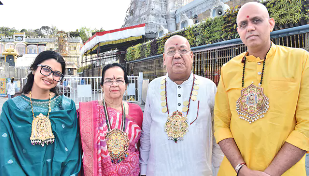 Devotee wearing around 4 kg of gold jewellery