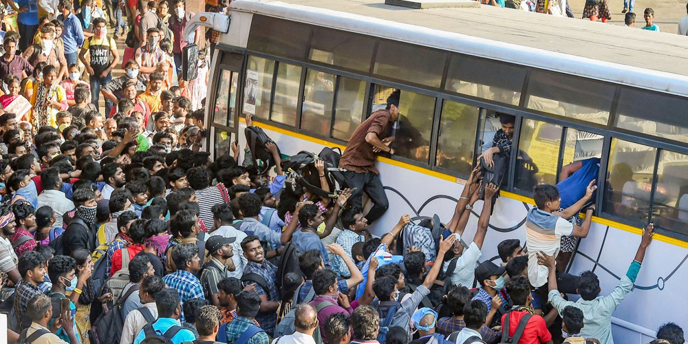 சென்னை பேருந்து நிலையத்தில் பயணிகள் கூட்டம்