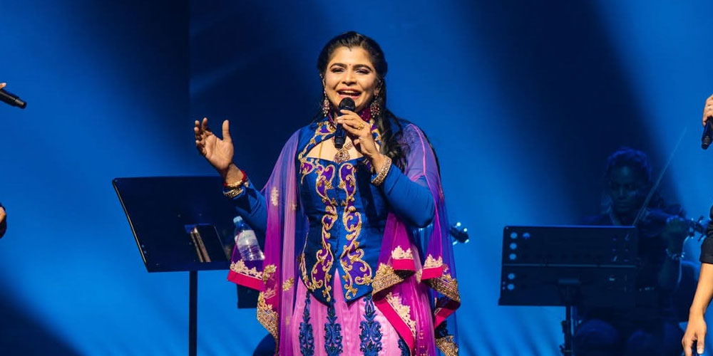 Chinmayi singing on stage