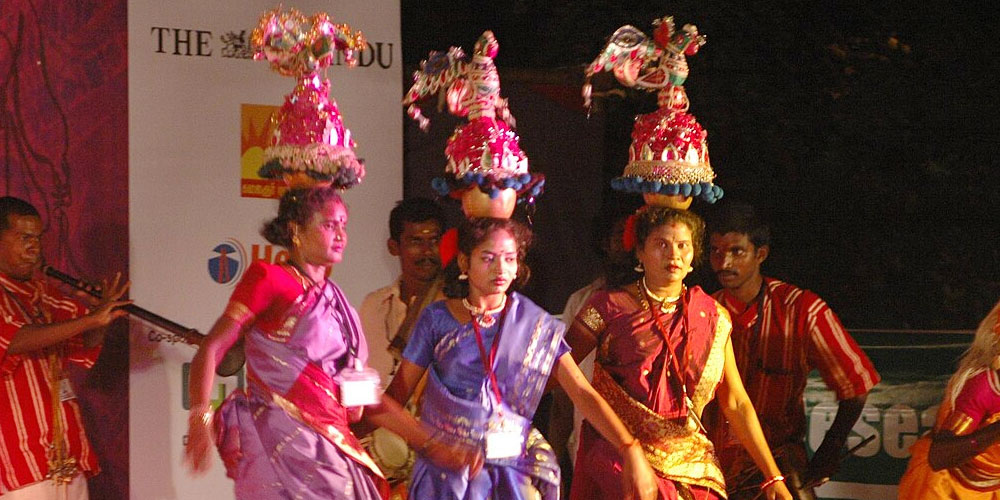 கோயில் திருவிழாவில் கரகாட்டம் நடனம்