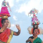 கரகாட்டம் பாரம்பரிய நடனம் ஆடும் கலைஞர்கள்