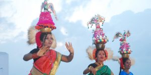 கரகாட்டம் பாரம்பரிய நடனம் ஆடும் கலைஞர்கள்