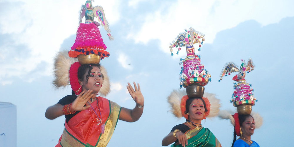 கரகாட்டம் பாரம்பரிய நடனம் ஆடும் கலைஞர்கள்