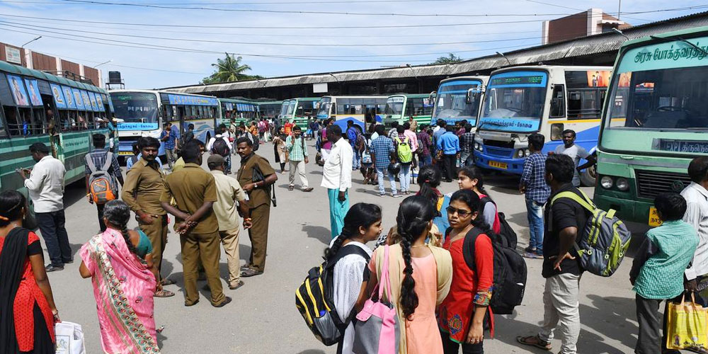 ஆம்னி பஸ் டிக்கெட் பதிவு செய்யும் பயணிகள்