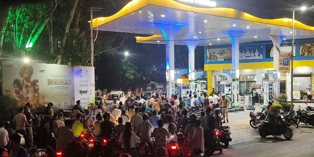 பெட்ரோல் பங்கில் வாகனங்கள் நீண்ட வரிசை