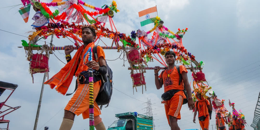 காவடி யாத்திரை செல்லும் பக்தர்கள்