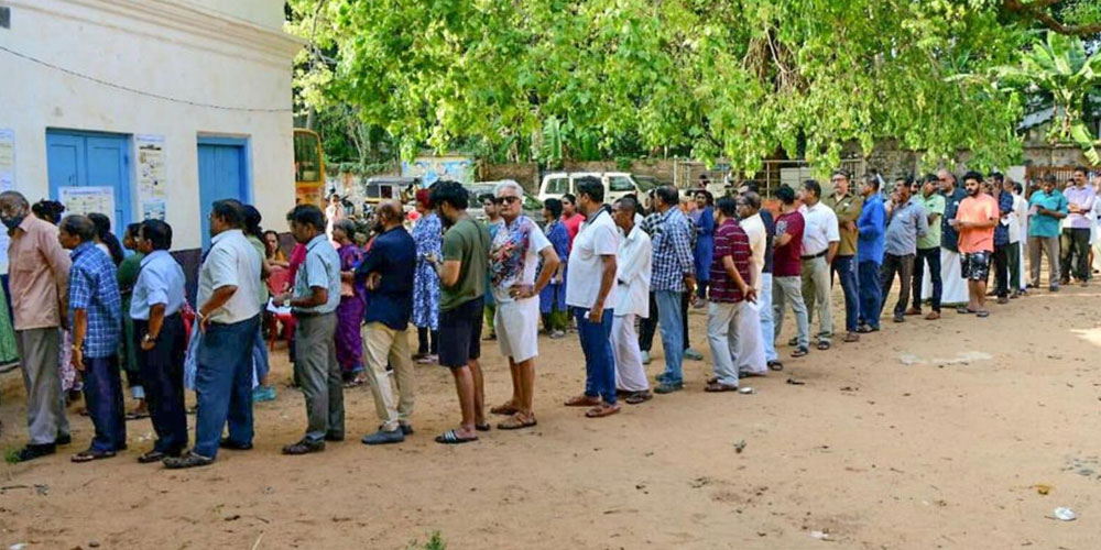 கேரளா வாக்காளர்கள் வரிசையில்