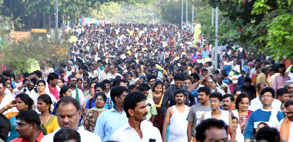 வைகாசி பவுர்ணமி கிரிவல பக்தர்கள்