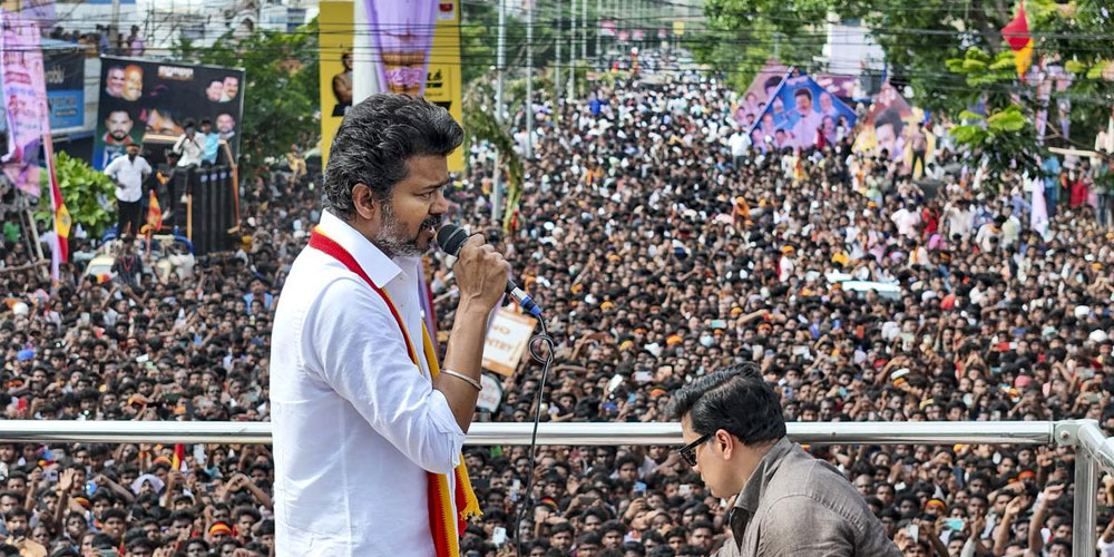 அரசியல் கூட்டத்தில் பங்கேற்கும் விஜய்